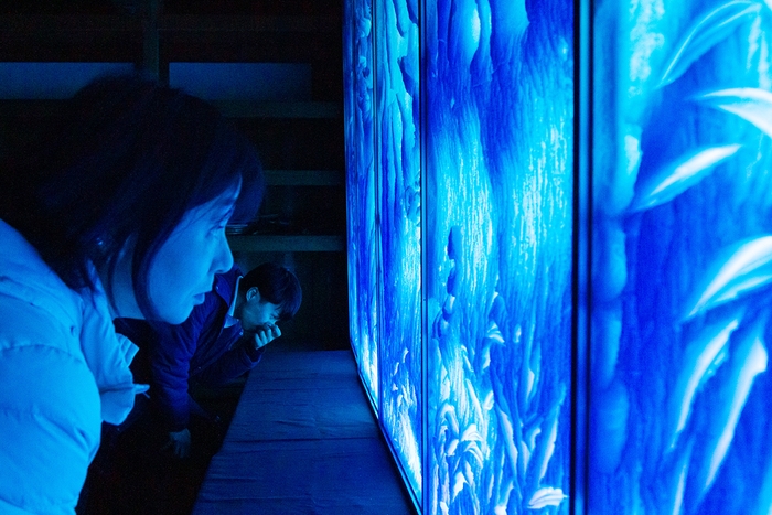 光彫り作品を見入る様子
