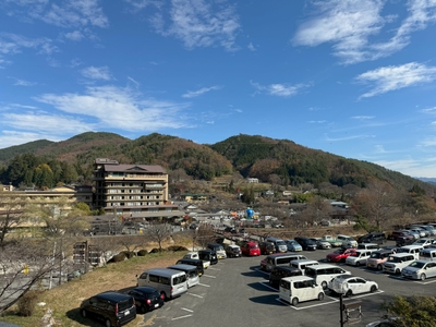 100台収容可能な旅館の大型駐車場