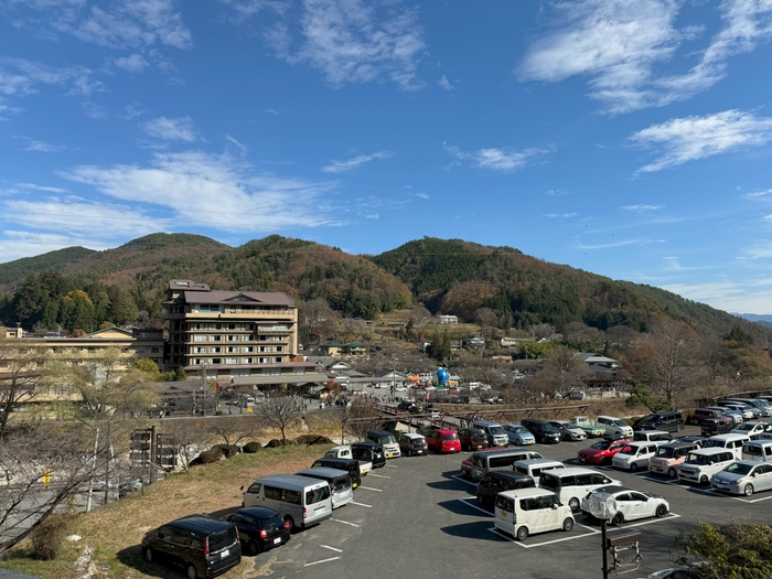 100台収容可能な旅館の大型駐車場