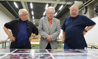 左:選考風景。左から2019年度YP選考委員・川田喜久治氏、細江英公(館長)、都築響一氏