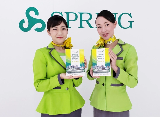 中国人訪日客へ向けた春秋航空日本の新メディア　 確実・自由・低コストな「SPRING COUPON BINDER」 客室乗務員による中国語アナウンスと手渡しを12月より開始