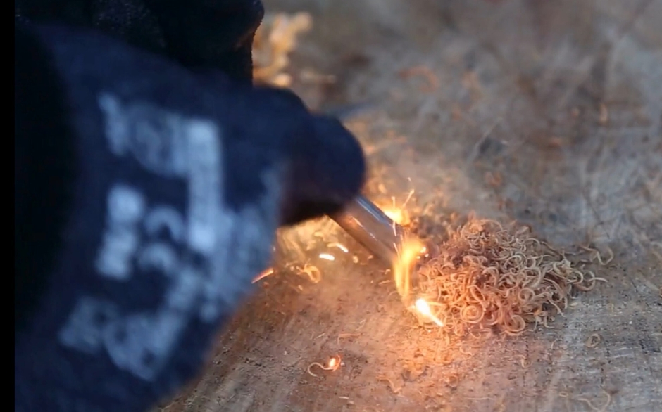 メタルマッチで着火する様子