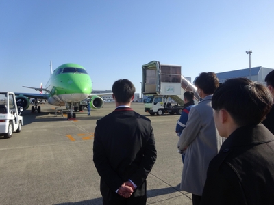 機側での仕事現場を目の前で見る!