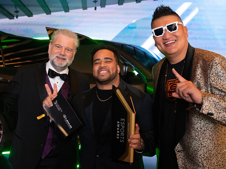 左からゴードン・レイゾン、受賞者のSESO氏、デビッド・チェン氏 写真提供:The North American Collegiate League