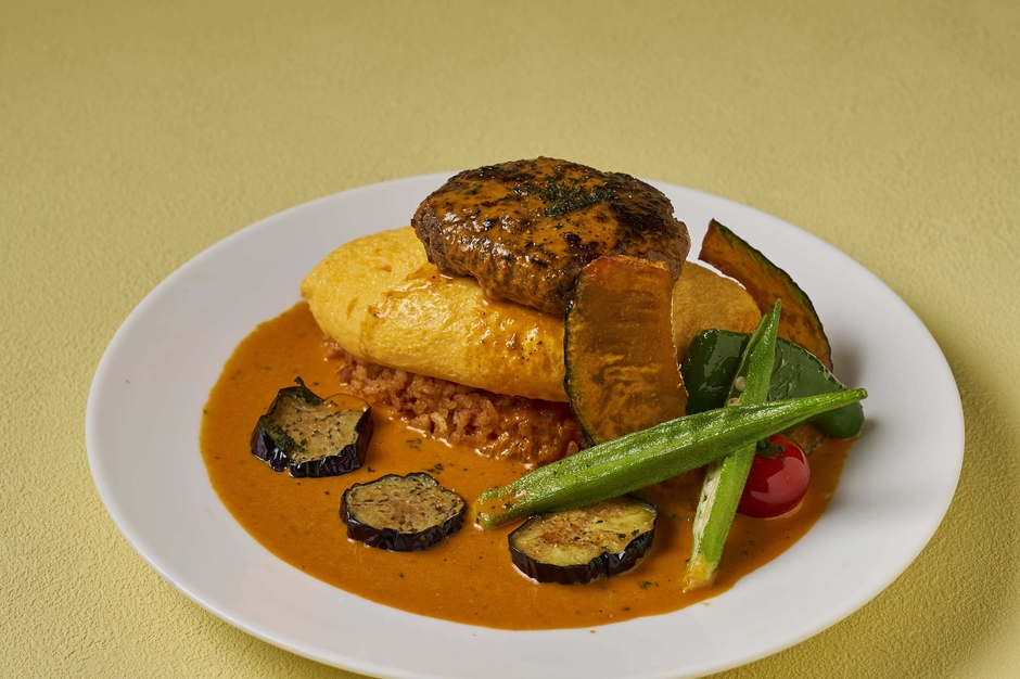 常陸牛×天てり卵 夏野菜のレッドホットカレーオムバーグ