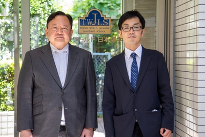 (左)理事長／学校長の鎌田一宣氏、(右)教務 鎌田宣夫氏