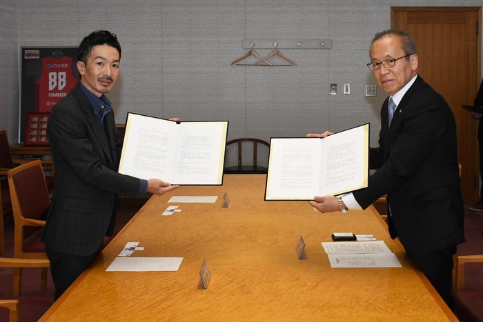 写真左：山本代表社員／右：松戸徹市長 3