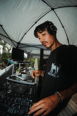 DJ
