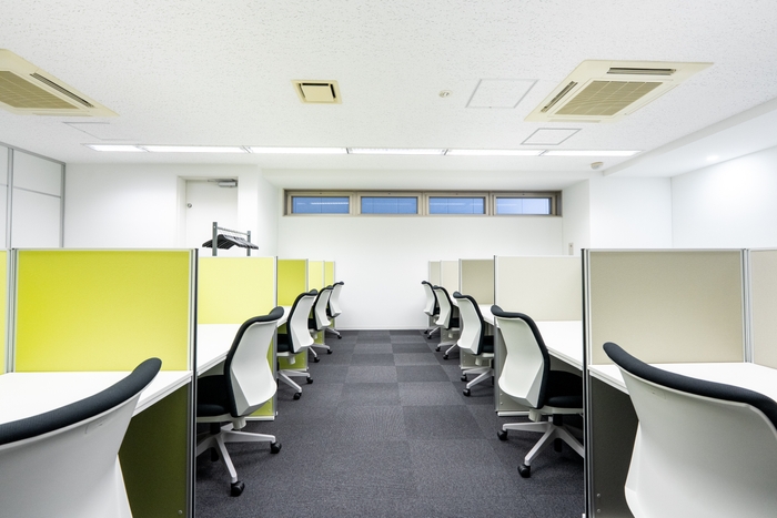 共有の執務スペース　フリーデスク