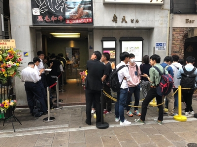 店舗前行列