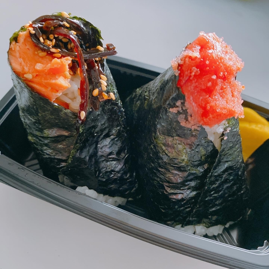 炭火焼き鮭ごまこんぶ(左) いい明太子(右)