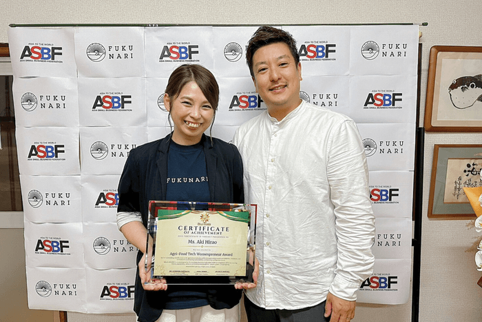 左：「BELLAAWARDS2025」においてアグリ・フードテックウーマ ンプレナー部⾨1位を受賞したふく成取締役平尾有希⽒、右：代表取締役社⻑平尾優⽒