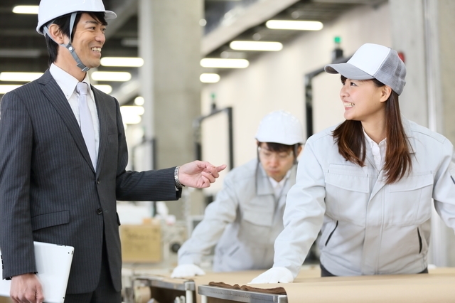 倉庫内の職場風景