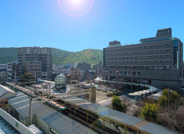 ホテル外観と山科駅