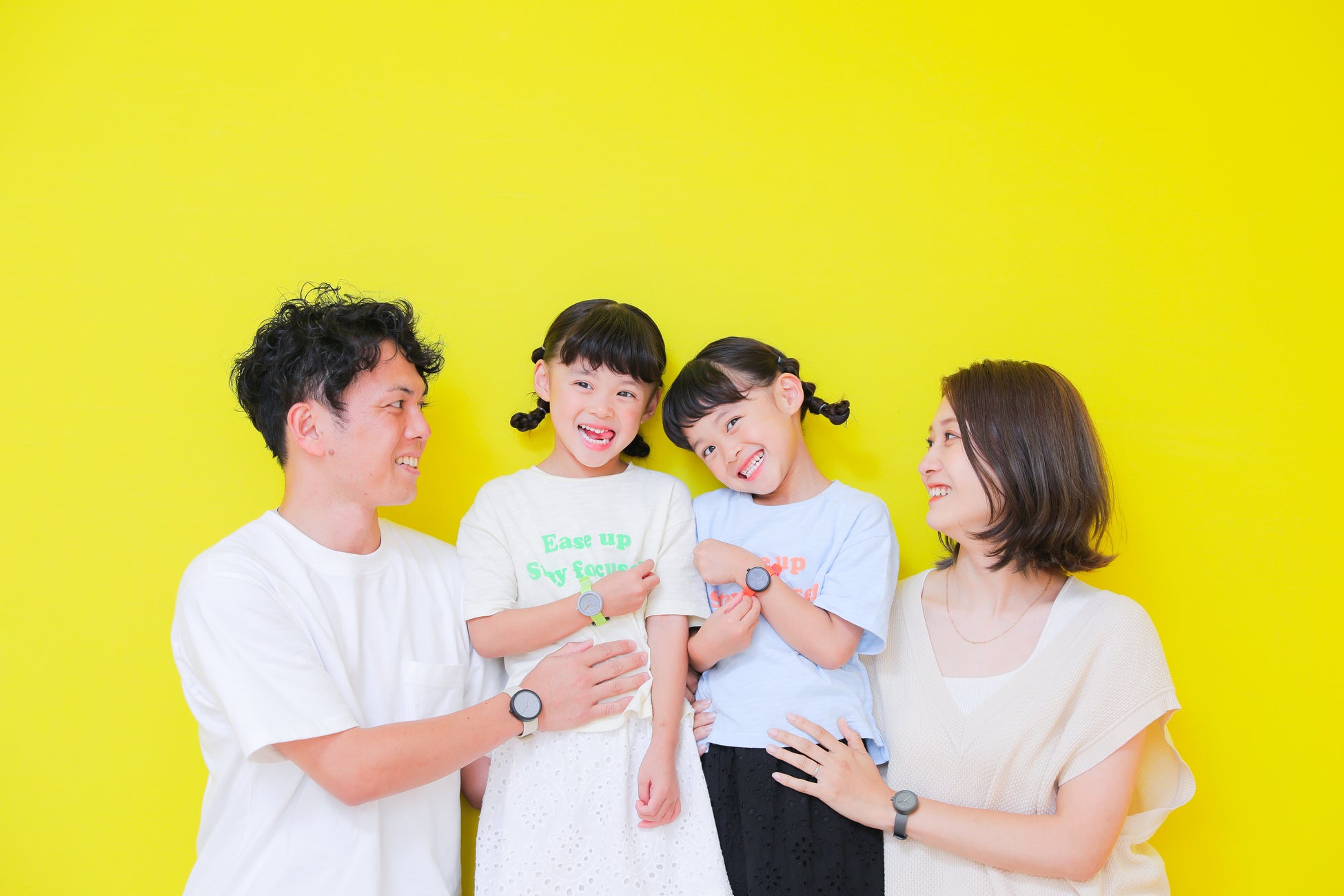 親子で環境について考えるきっかけを、撮影を通して提供!「YOT WATCH付き ハピスタ 特別アニバーサリープラン」おもちゃから生まれた腕時計と、スタジオ撮影をセットにしたコラボプラン