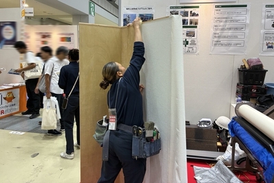 【画像(4)】クロス施工を実演するメイ技能実習生