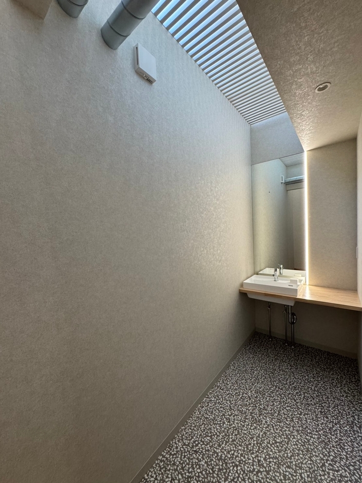 「海／空・砂／石・太陽／夕陽」など自然をテーマにした3部屋タイプ