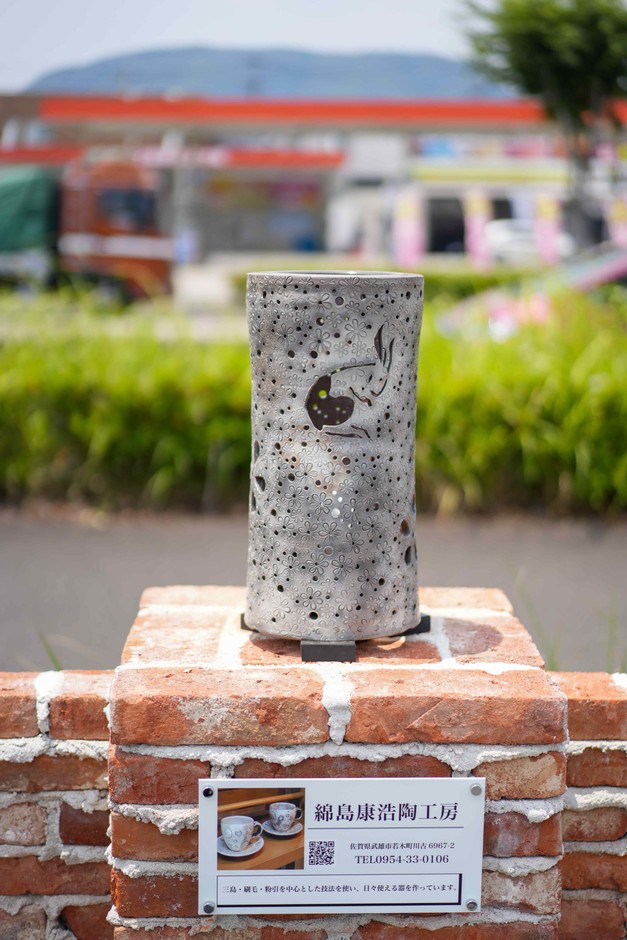 佐賀「武雄温泉物産館」が国道34号線沿いの外構部に 伝統陶芸“武雄焼