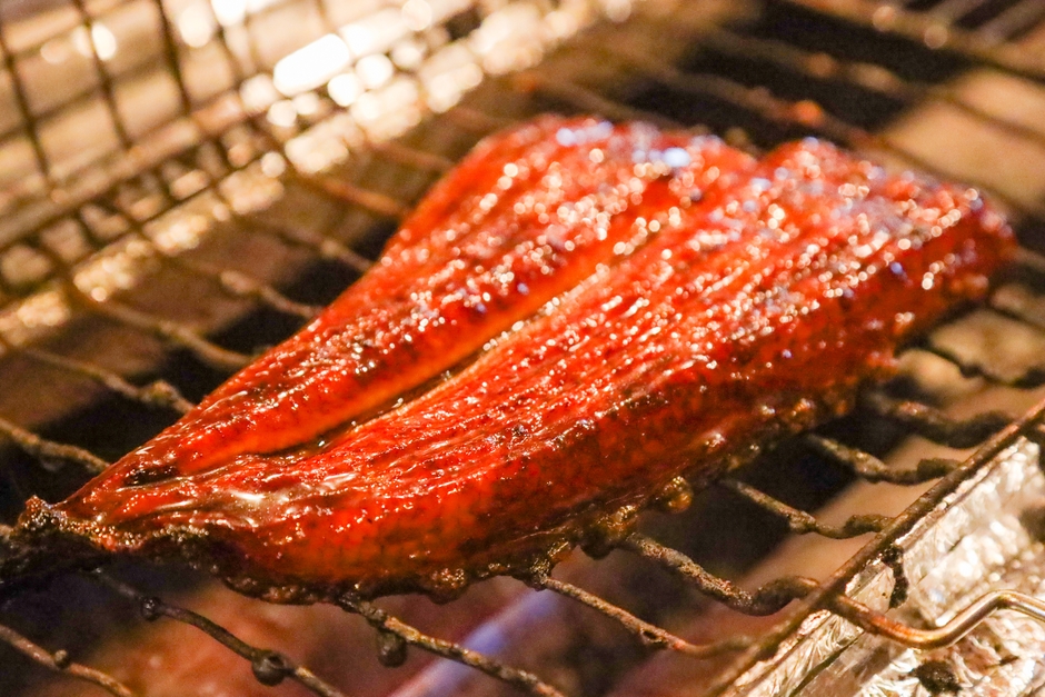 うなぎが焼かれている様子