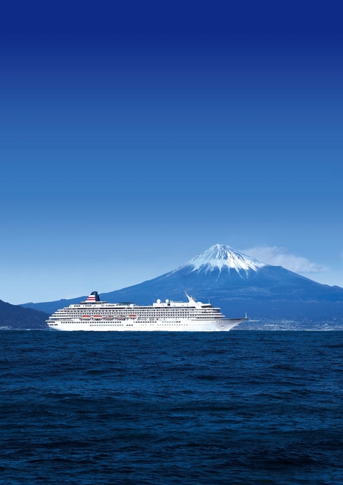 富士山と飛鳥II 撮影:中村 武弘