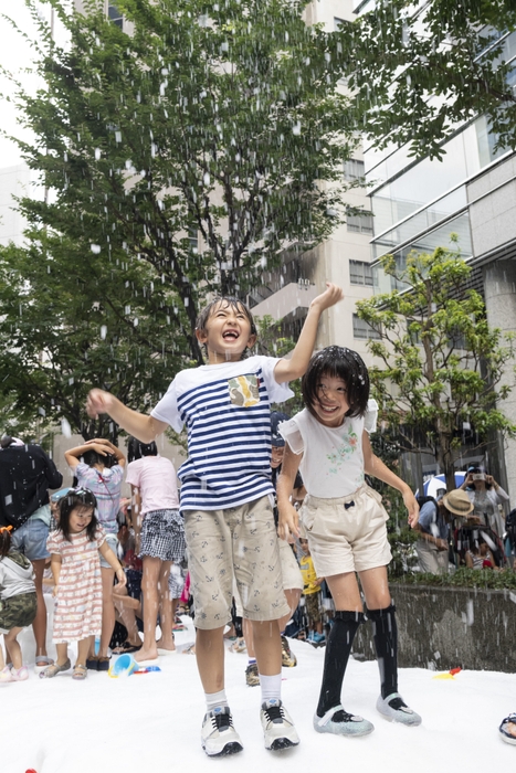 西新宿 真夏の雪まつり２