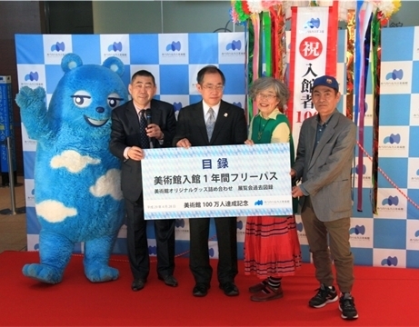 ご来館者様数100万人達成セレモニーの様子