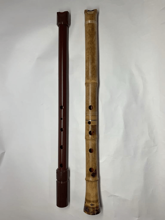 旅のお供の尺八。左は水道管、右は竹製