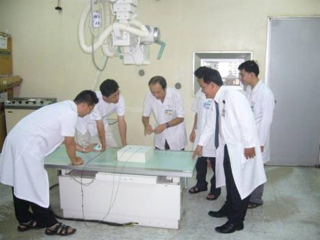 チョーライ病院での被ばく測定(左端が門前准教授)
