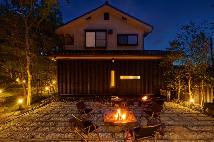 焼き杉が味わい深いエクステリア