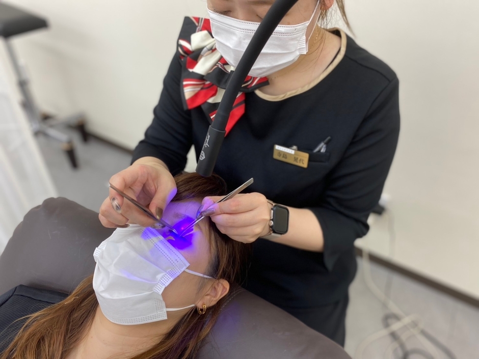 LEDマツエク 施術風景1
