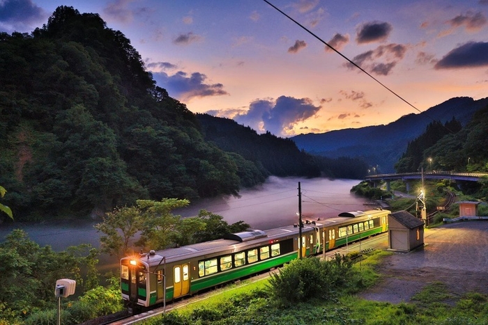 三島町只見線早戸駅の夕刻只見線と川霧風景(郷土写真家:星賢孝/写真提供)