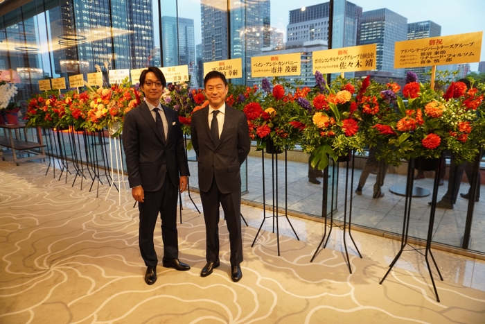 (左)代表取締役社長　佐竹 勇紀　(右)代表取締役会長　荒井 裕之