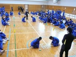 中学校で「百人一首大会」を開催　チームで競い合い、事前学習の成果を発揮