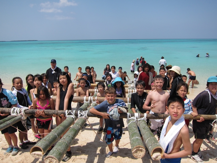 手づくりのイカダで海へ