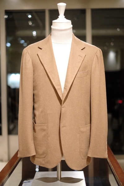 ジャケット 462,000円(税込)/ニット 49,500円(税込)