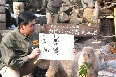 カピバラが肉球で調印！伊豆×長崎×埼玉×那須×石川　 ついに5園国で「カピバラの露天風呂協定」調印式を開催