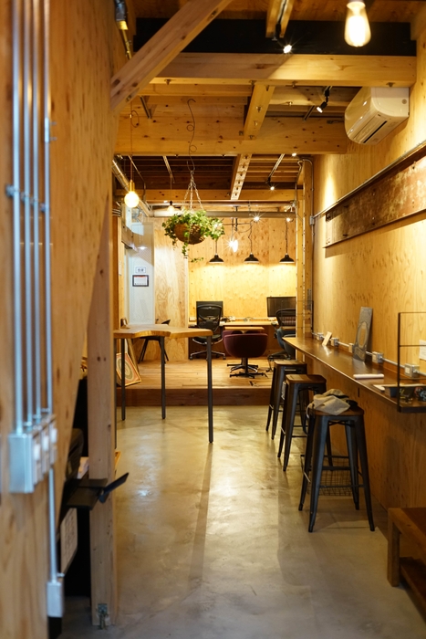 1階DESK:エントランスからみたコワーキング