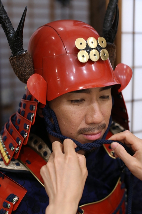 重たい兜に気が引き締まります