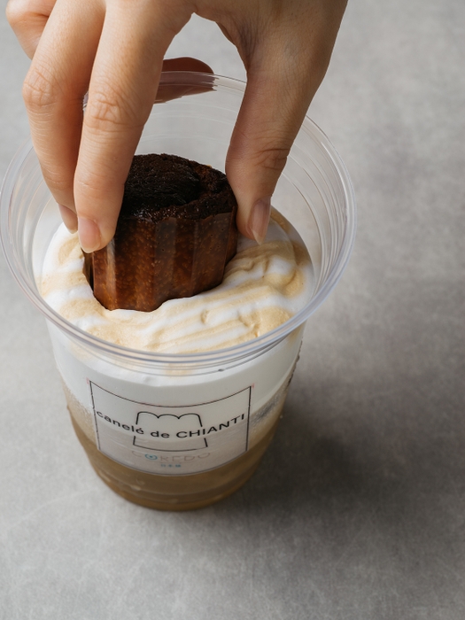 生クリームをたっぷりとつけて
