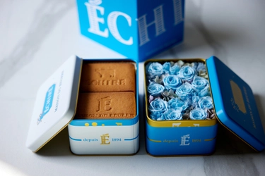 エシレ・メゾン デュ ブール <東京・丸の内＞より、エシレ×HANAHIRO CQ が贈る
「サブレ・エシレ＆プリザーブドフラワー缶セット」
2026年4月7日（火）店頭にて予約受付開始