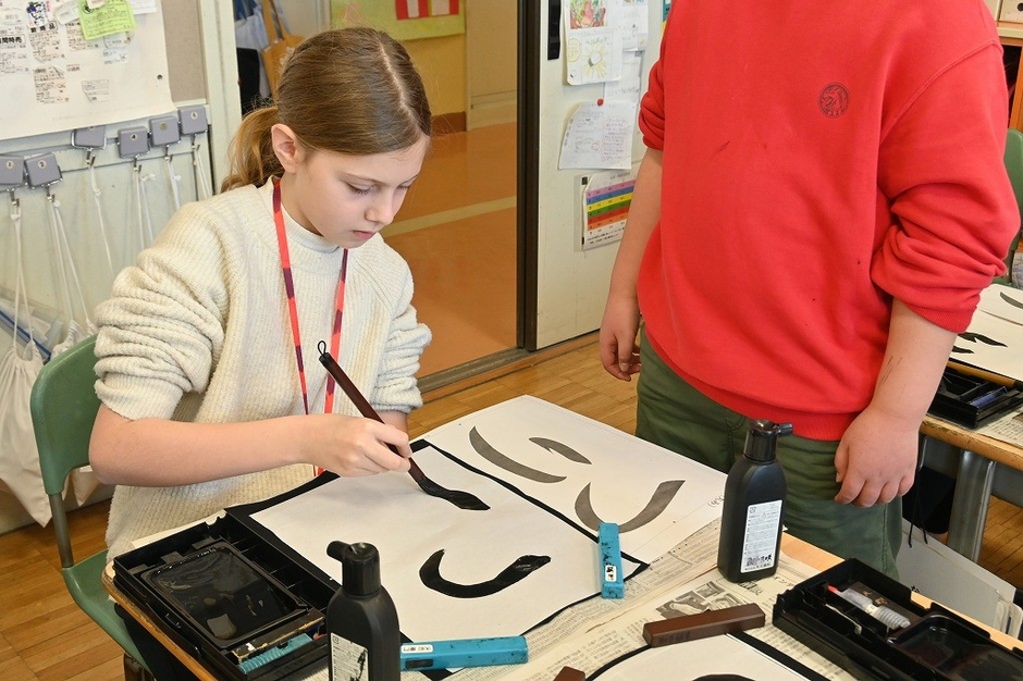 体験活動の様(書道の様子)