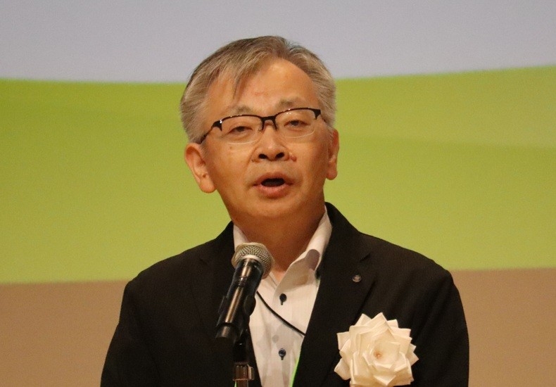 冒頭で挨拶する平野学長