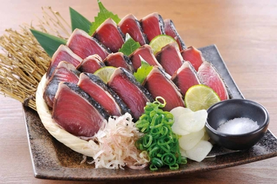 鹿児島水揚げ 藁焼き鰹の塩たたき(得盛り)