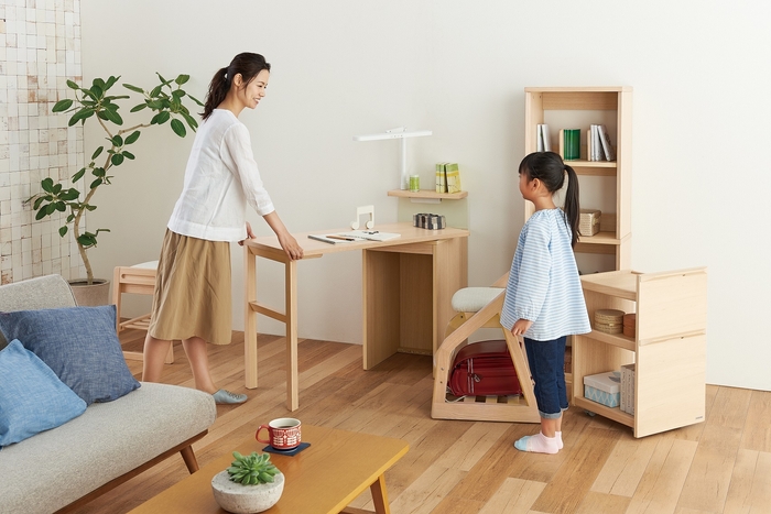 天板を持ち上げてデスクを回転