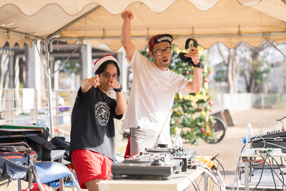 DJさんたちも走りながら選曲してくれます