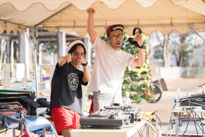 DJさんたちも走りながら選曲してくれます
