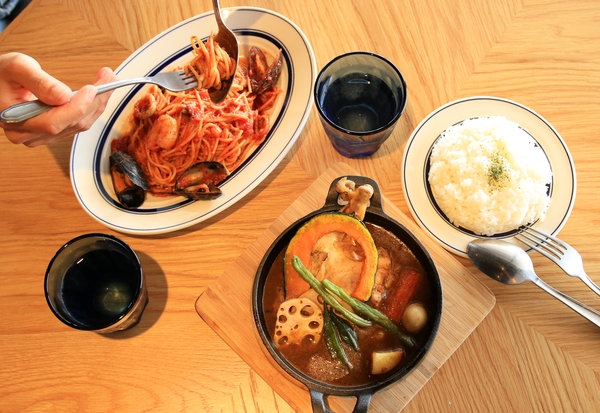 大人気のスープカレーやパスタを堪能