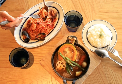 大人気のスープカレーやパスタを堪能