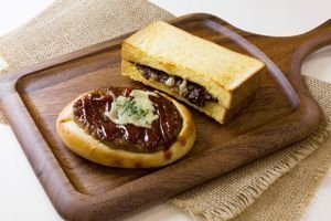 オープン記念パン (右:フレンチカルビ、左:ビーフハンバーグ)