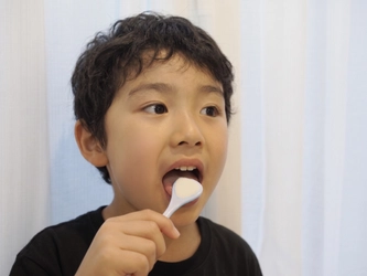 舌ブラシで変わる、子どもの口腔ケア　 ～口臭の主な原因と言われている“舌苔”をきれいに～ SHIKIEN公式HPにて「舌ケア習慣」の情報を公開